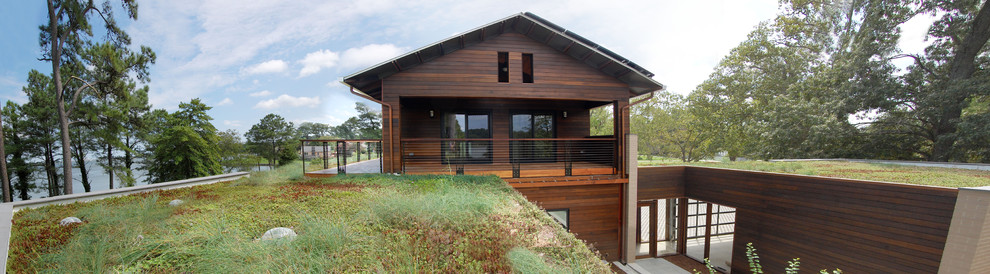 Idéer för en mellanstor modern veranda på baksidan av huset, med trädäck, takförlängning och utekrukor