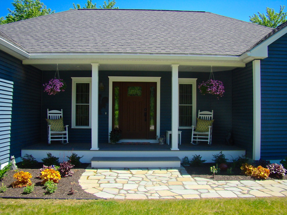 Exempel på en mellanstor klassisk veranda framför huset, med utekrukor, trädäck och takförlängning
