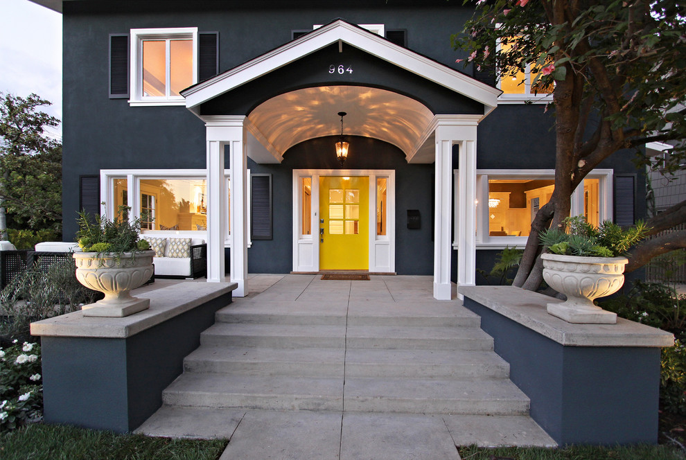 Exemple d'un porche d'entrée de maison avant chic de taille moyenne avec une dalle de béton.