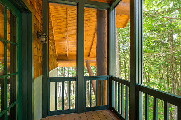 Exemple d'un porche d'entrée de maison arrière craftsman avec une extension de toiture.