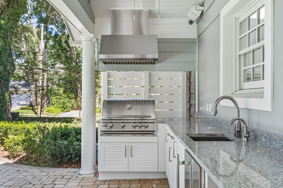 Idée de décoration pour un porche d'entrée de maison arrière marin de taille moyenne avec une cuisine d'été, des pavés en béton et une extension de toiture.