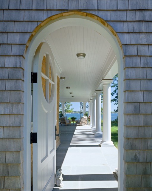 Foto di un portico stile marino di medie dimensioni e davanti casa con piastrelle e un tetto a sbalzo