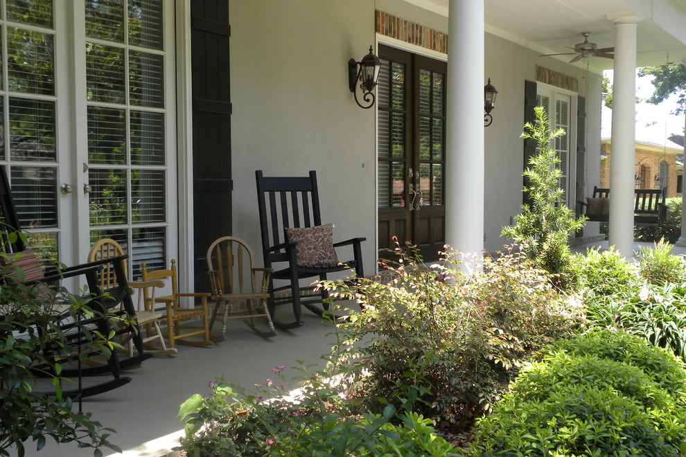 Inspiration for a transitional porch remodel in Dallas