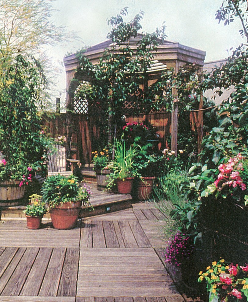 Идея дизайна: веранда среднего размера на заднем дворе в классическом стиле с вертикальным садом и настилом