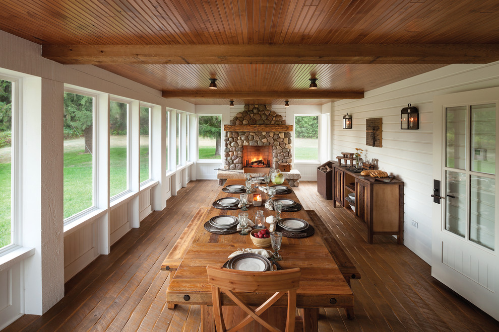 Inspiration pour un porche d'entrée de maison rustique avec une moustiquaire et une terrasse en bois.