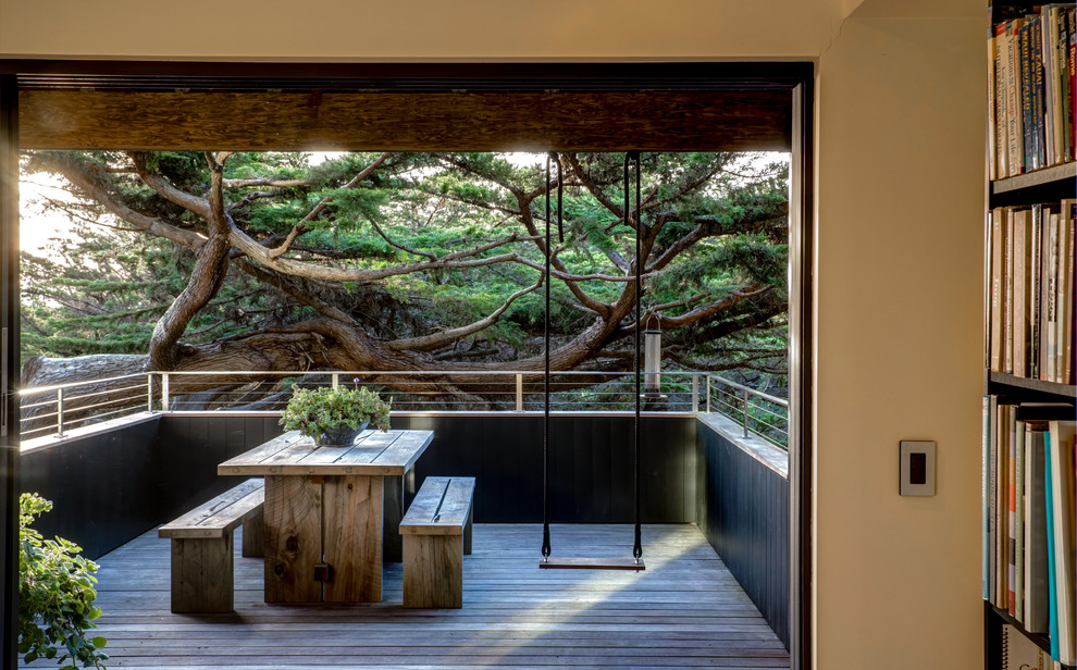 Inspiration pour un grand porche d'entrée de maison arrière minimaliste avec une terrasse en bois.