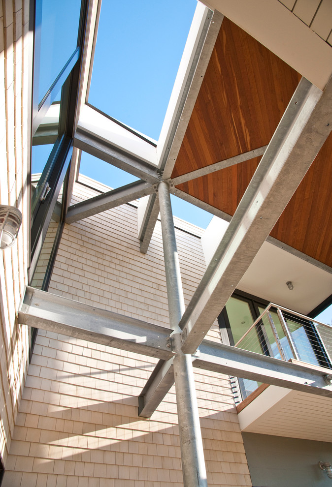 Inspiration för mellanstora moderna innätade verandor längs med huset, med trädäck och takförlängning