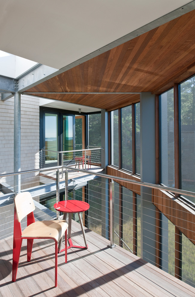 Idéer för att renovera en mellanstor funkis innätad veranda längs med huset, med trädäck och takförlängning