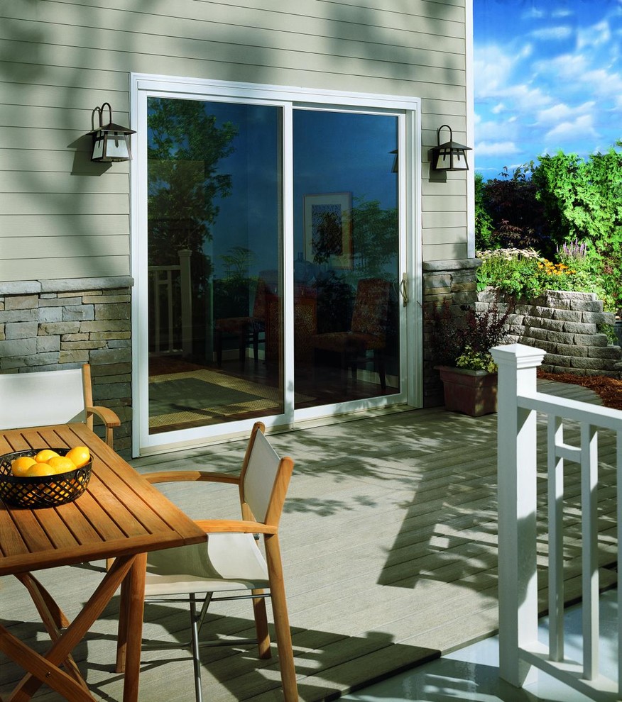 Idée de décoration pour un porche d'entrée de maison arrière tradition avec une terrasse en bois.