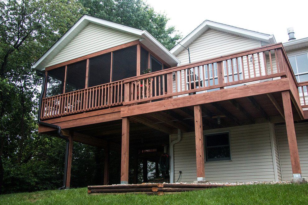 Medium sized rustic back screened veranda in St Louis with decking and a roof extension.
