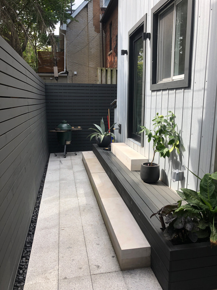 Imagen de terraza moderna pequeña en patio lateral con entablado