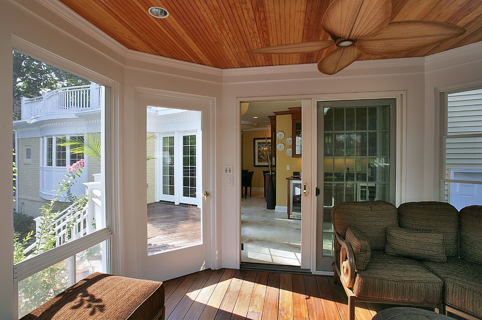 Idées déco pour un porche d'entrée de maison arrière classique de taille moyenne avec une moustiquaire, des pavés en brique et une extension de toiture.