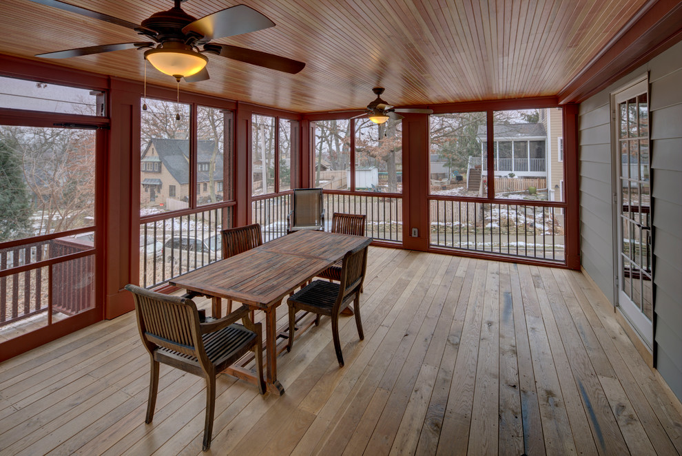 Foto de porche cerrado de estilo americano grande en patio lateral y anexo de casas con entablado
