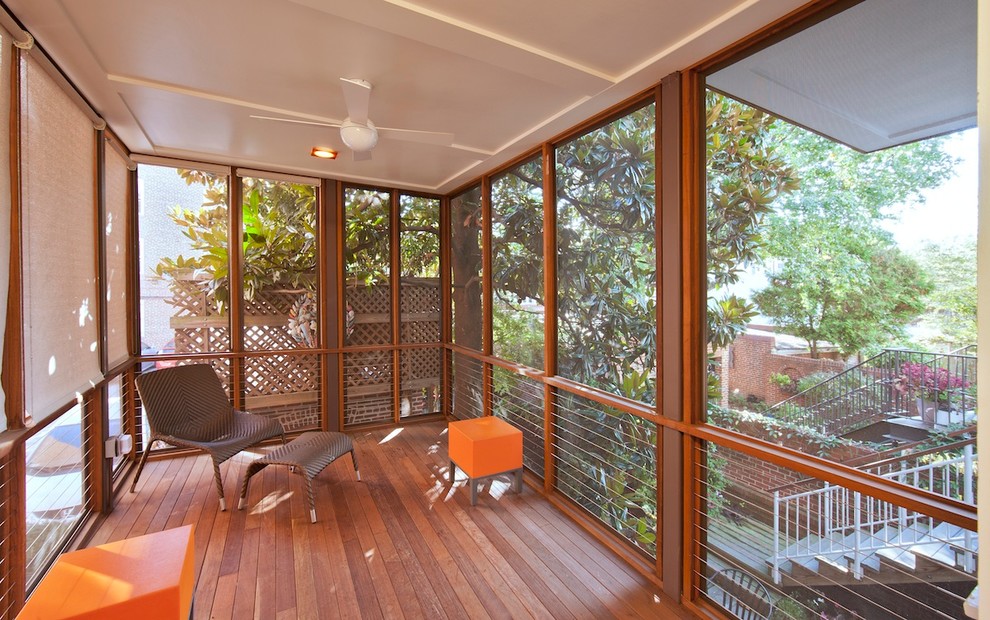 Idéer för att renovera en vintage veranda, med trädäck och takförlängning