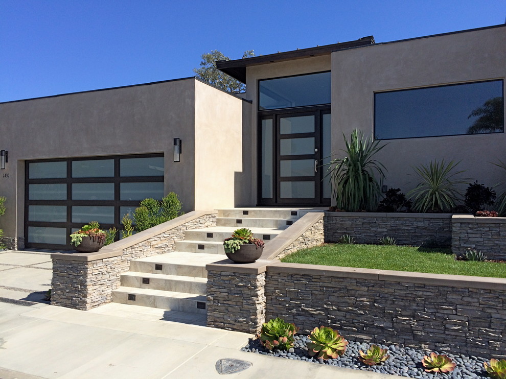 Foto di un portico minimalista di medie dimensioni e davanti casa con piastrelle e un tetto a sbalzo
