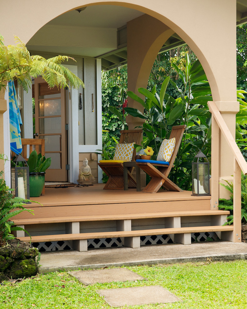Diseño de terraza tropical en patio delantero