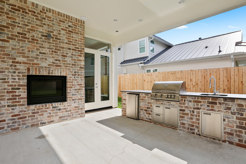 Idée de décoration pour un grand porche d'entrée de maison arrière design avec une cuisine d'été, une dalle de béton et une extension de toiture.