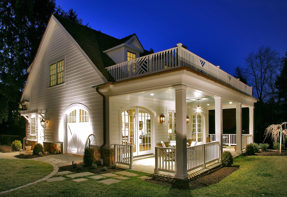 Idée de décoration pour un porche d'entrée de maison tradition avec une extension de toiture.
