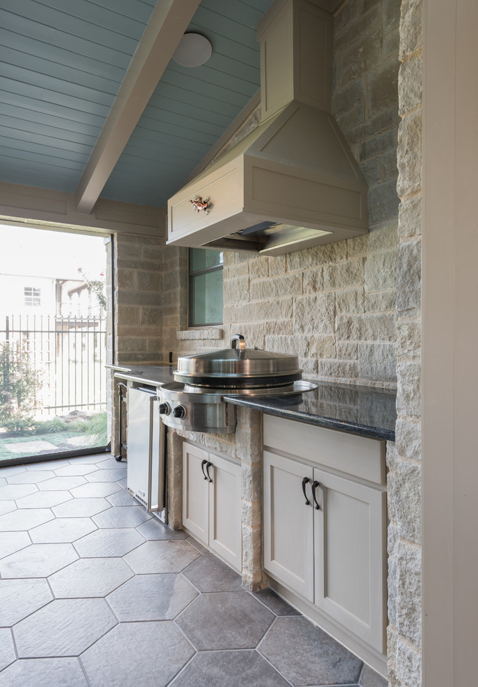 Idées déco pour un grand porche d'entrée de maison latéral classique avec une cuisine d'été, du béton estampé et une extension de toiture.