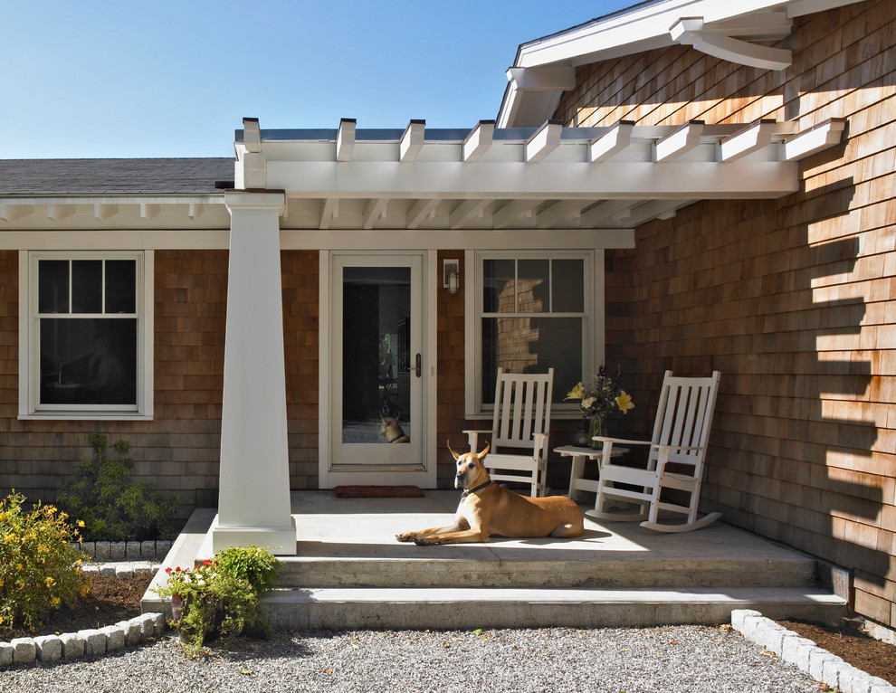 Aménagement d'un porche d'entrée de maison classique avec une pergola.
