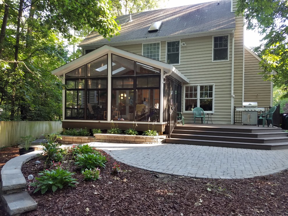 Mittelgroße, Verglaste, Überdachte Urige Veranda hinter dem Haus mit Pflastersteinen in Richmond