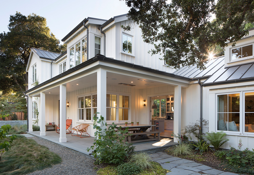 Réalisation d'un porche d'entrée de maison latéral champêtre de taille moyenne avec des pavés en pierre naturelle et une extension de toiture.