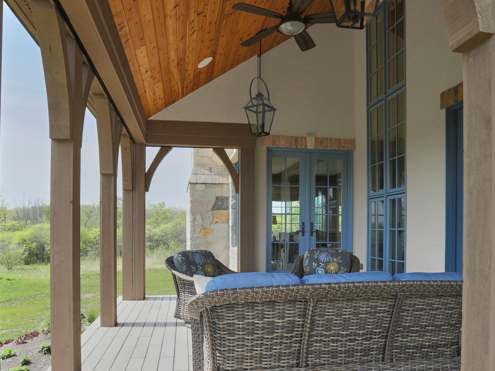 Idées déco pour un grand porche d'entrée de maison latéral classique avec une moustiquaire, une terrasse en bois et une extension de toiture.