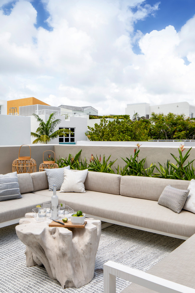 Photo of a contemporary veranda in Miami.