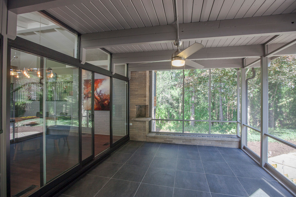 Foto di un portico minimalista dietro casa con un portico chiuso, piastrelle e un tetto a sbalzo