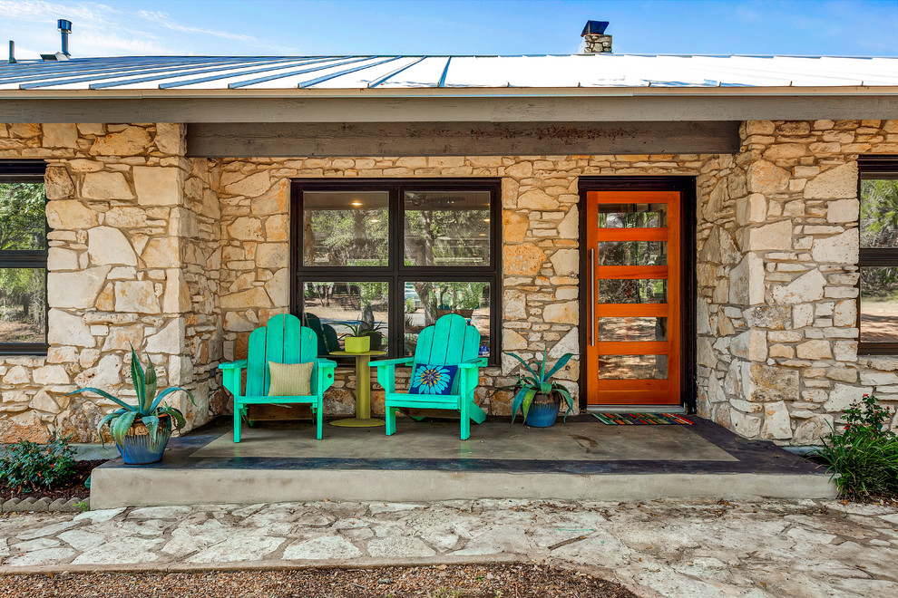 На фото: маленькая веранда на переднем дворе в стиле неоклассика (современная классика) с покрытием из бетонных плит для на участке и в саду