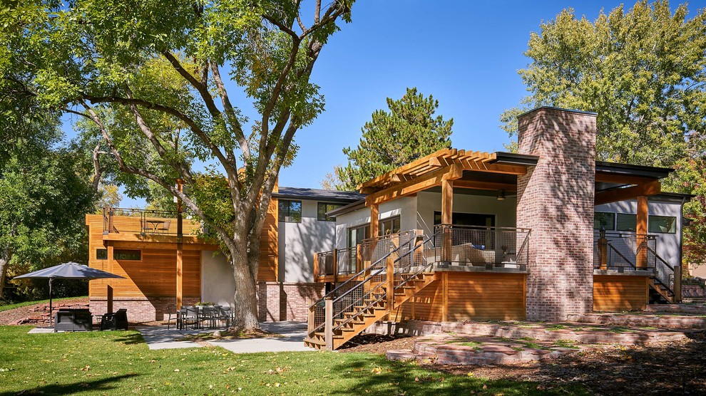 Mittelgroße Landhausstil Veranda neben dem Haus mit Kamin und Pergola in Denver