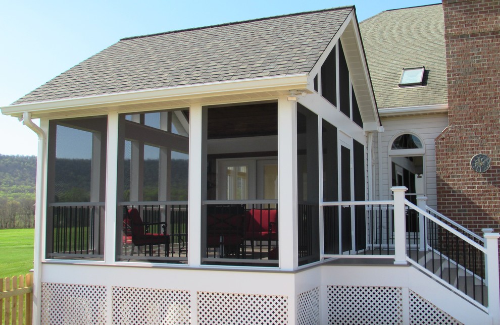 Idées déco pour un porche d'entrée de maison arrière classique de taille moyenne avec une moustiquaire, des pavés en béton et une extension de toiture.