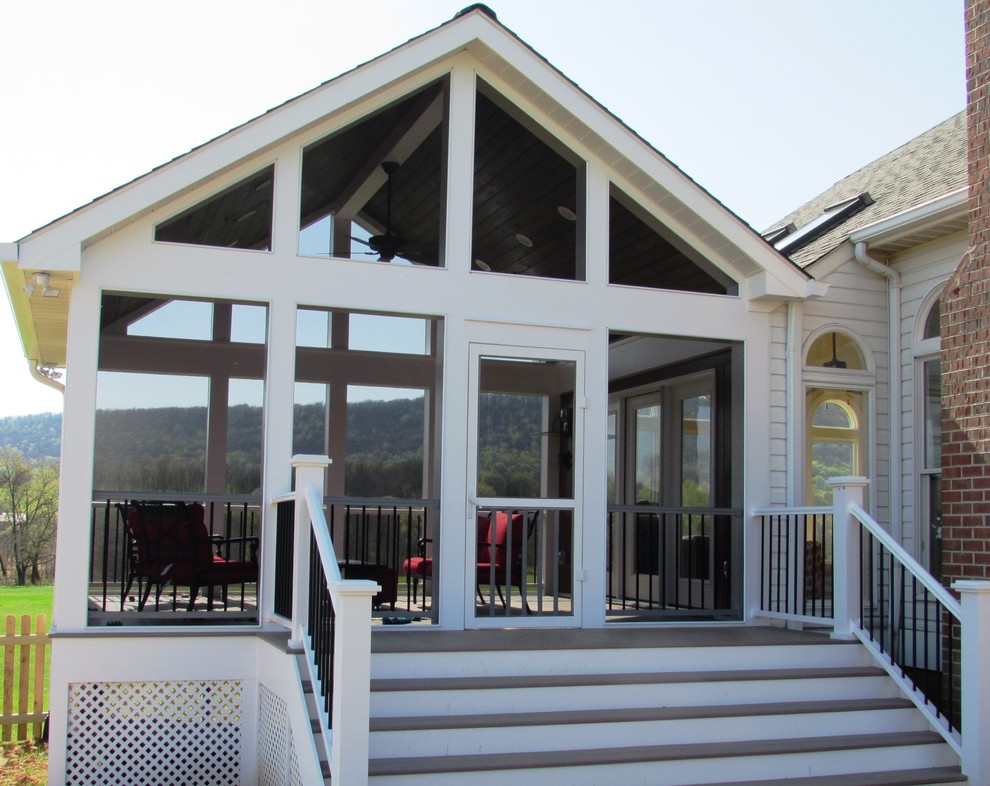 Idées déco pour un porche d'entrée de maison arrière classique de taille moyenne avec une moustiquaire, des pavés en béton et une extension de toiture.