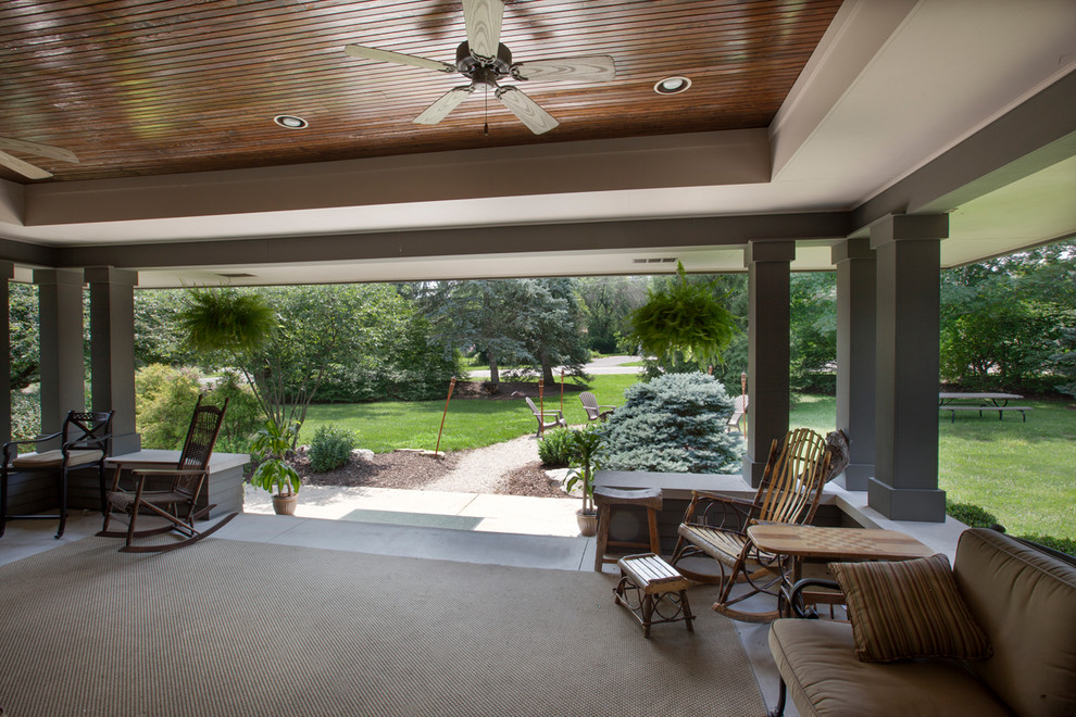 Imagen de terraza de estilo americano extra grande en patio delantero y anexo de casas con brasero y losas de hormigón