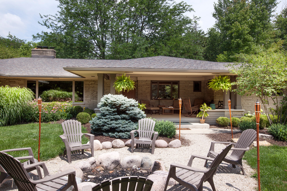 Diseño de terraza de estilo americano extra grande en patio delantero y anexo de casas con brasero y losas de hormigón