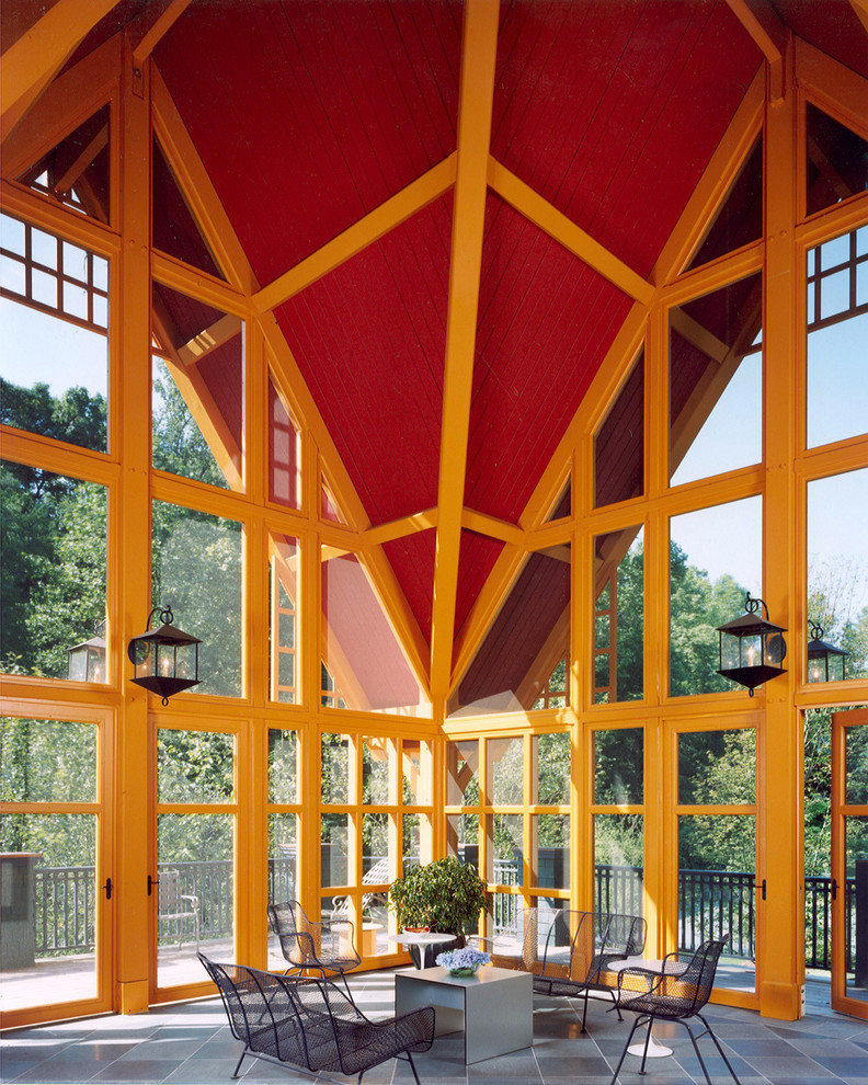 Источник вдохновения для домашнего уюта: веранда в стиле фьюжн с покрытием из плитки, навесом и защитой от солнца