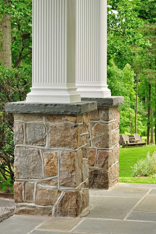 Источник вдохновения для домашнего уюта: большая веранда на переднем дворе в классическом стиле с покрытием из каменной брусчатки и навесом