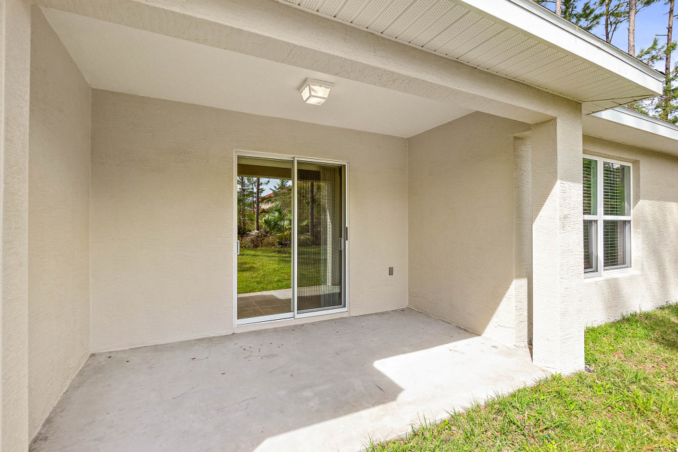 Aménagement d'un porche d'entrée de maison arrière classique de taille moyenne avec une dalle de béton et une extension de toiture.