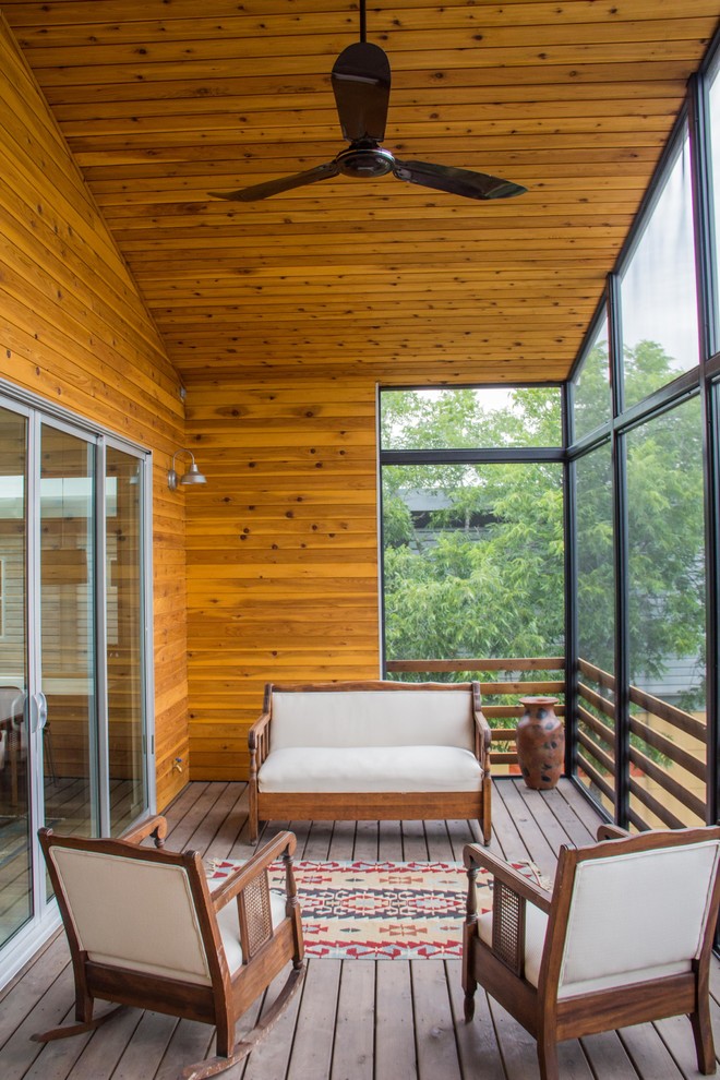 Idéer för att renovera en funkis veranda, med trädäck och takförlängning