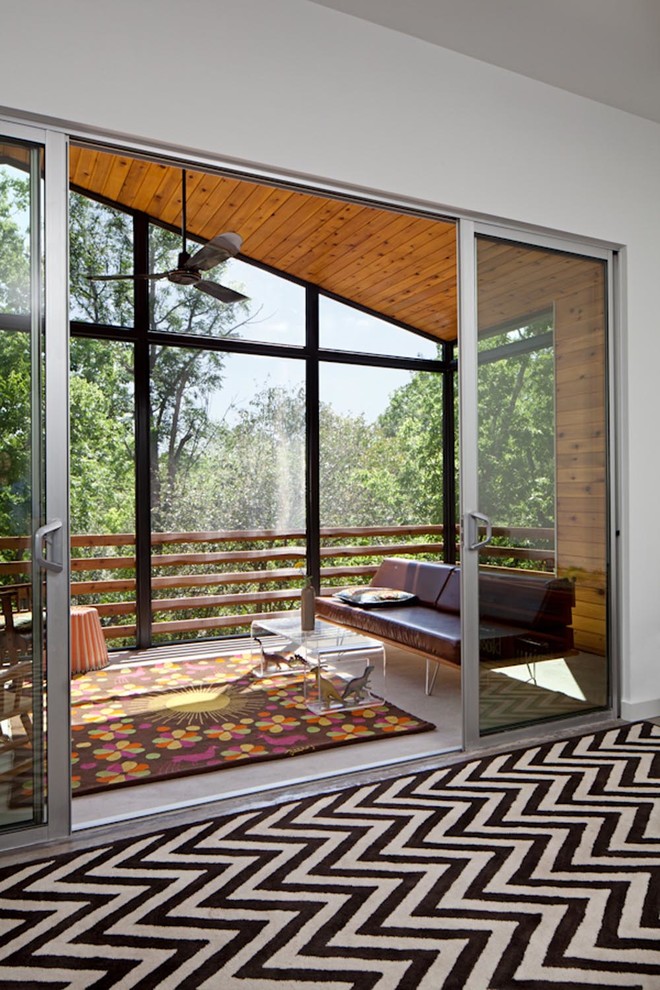 Réalisation d'un porche d'entrée de maison design avec une extension de toiture et tous types de couvertures.
