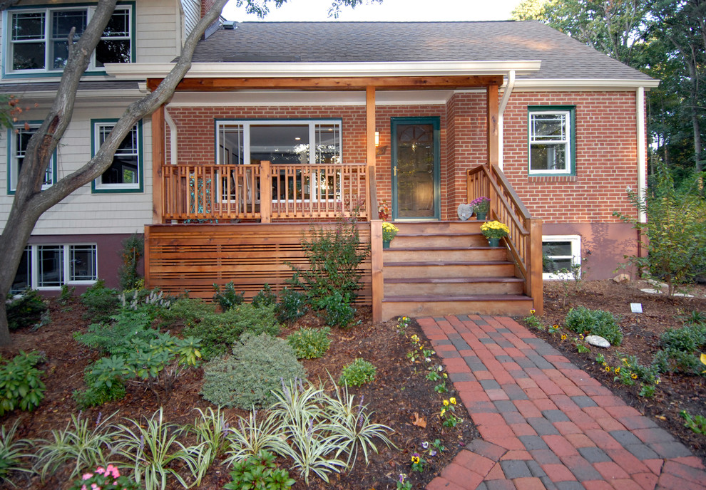 Modelo de terraza de estilo americano pequeña en patio delantero y anexo de casas con adoquines de ladrillo