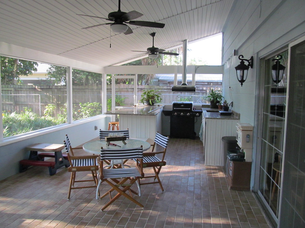 Inspiration for a timeless porch remodel in Tampa