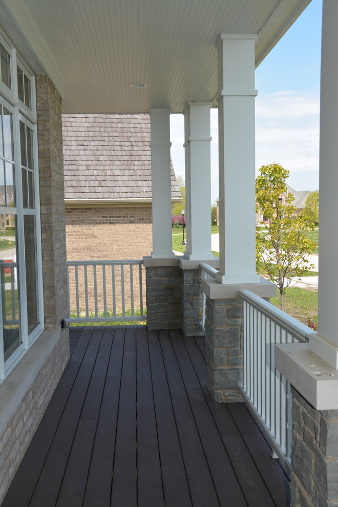 Ejemplo de terraza de estilo americano grande en patio delantero y anexo de casas con entablado