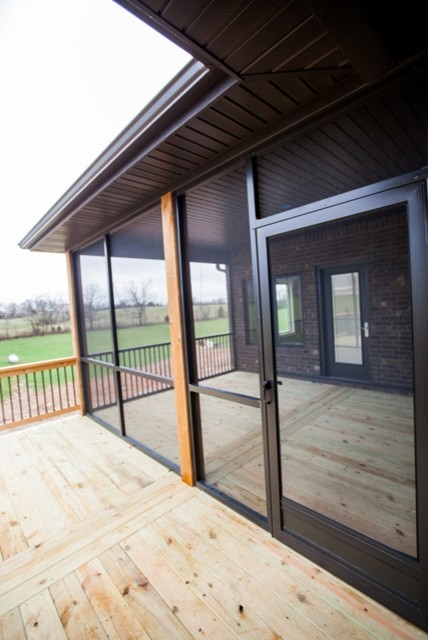 Esempio di un grande portico minimalista dietro casa con un portico chiuso, pedane e un tetto a sbalzo