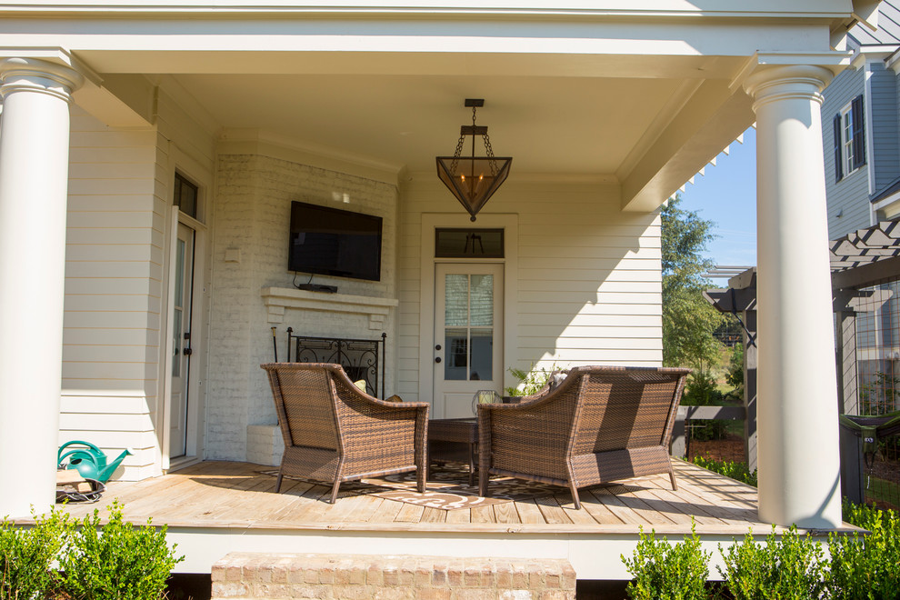 Mittelgroße, Überdachte Landhaus Veranda hinter dem Haus mit Pflastersteinen in Atlanta