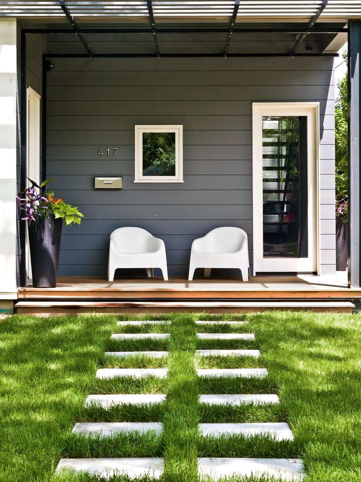 Идея дизайна: маленькая веранда на переднем дворе в современном стиле с настилом и навесом для на участке и в саду