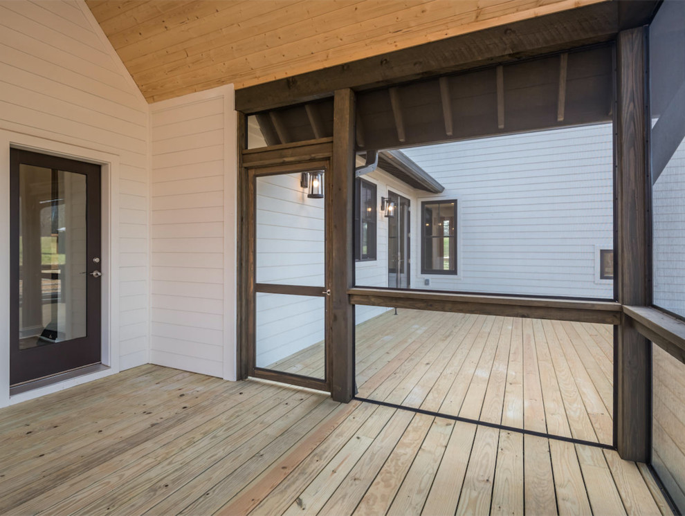 Diseño de porche cerrado campestre de tamaño medio en patio lateral y anexo de casas con entablado