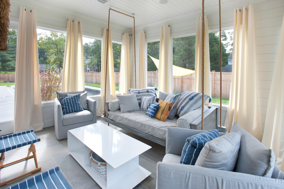 Inspiration för en mellanstor lantlig innätad veranda längs med huset, med naturstensplattor och takförlängning