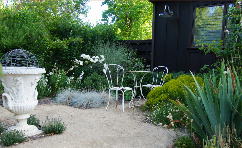 На фото: веранда с огородом среднего размера на заднем дворе в современном стиле с покрытием из каменной брусчатки и навесом с