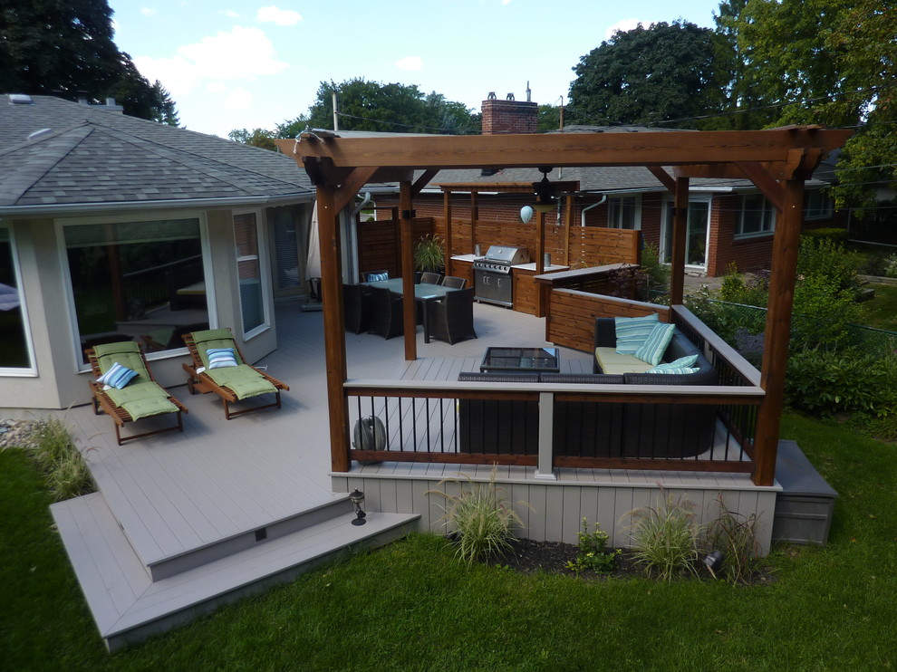 Idée de décoration pour un porche d'entrée de maison arrière minimaliste de taille moyenne avec une cuisine d'été, une terrasse en bois et une pergola.